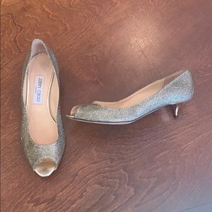 Gold/ silver metallic peep-toe pumps with kitten heel
